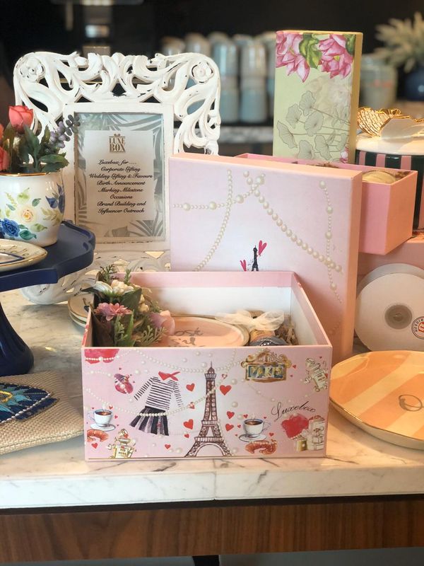 The art of gifting- hina oomer ahmed founder of luxury gifting brand luxebox featured in online magazine currentMood 4